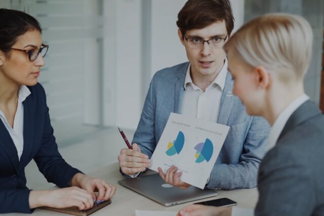 Psychologia decyzji finansowych: Kluczowe aspekty i strategie